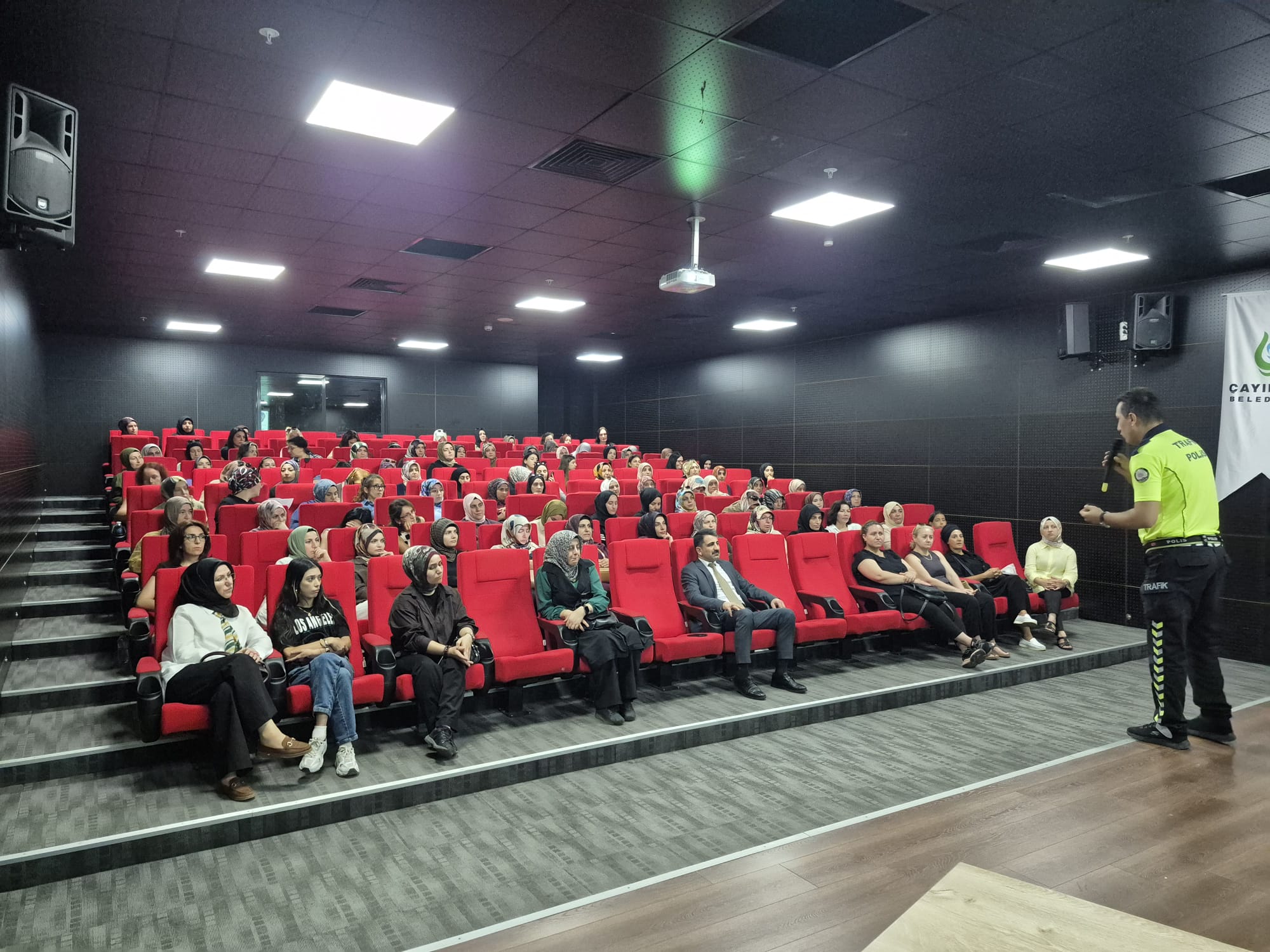 İzmit ve Gebze'de Okul Servis Rehber Personeline Trafik Güvenliği Eğitimi Verildi
