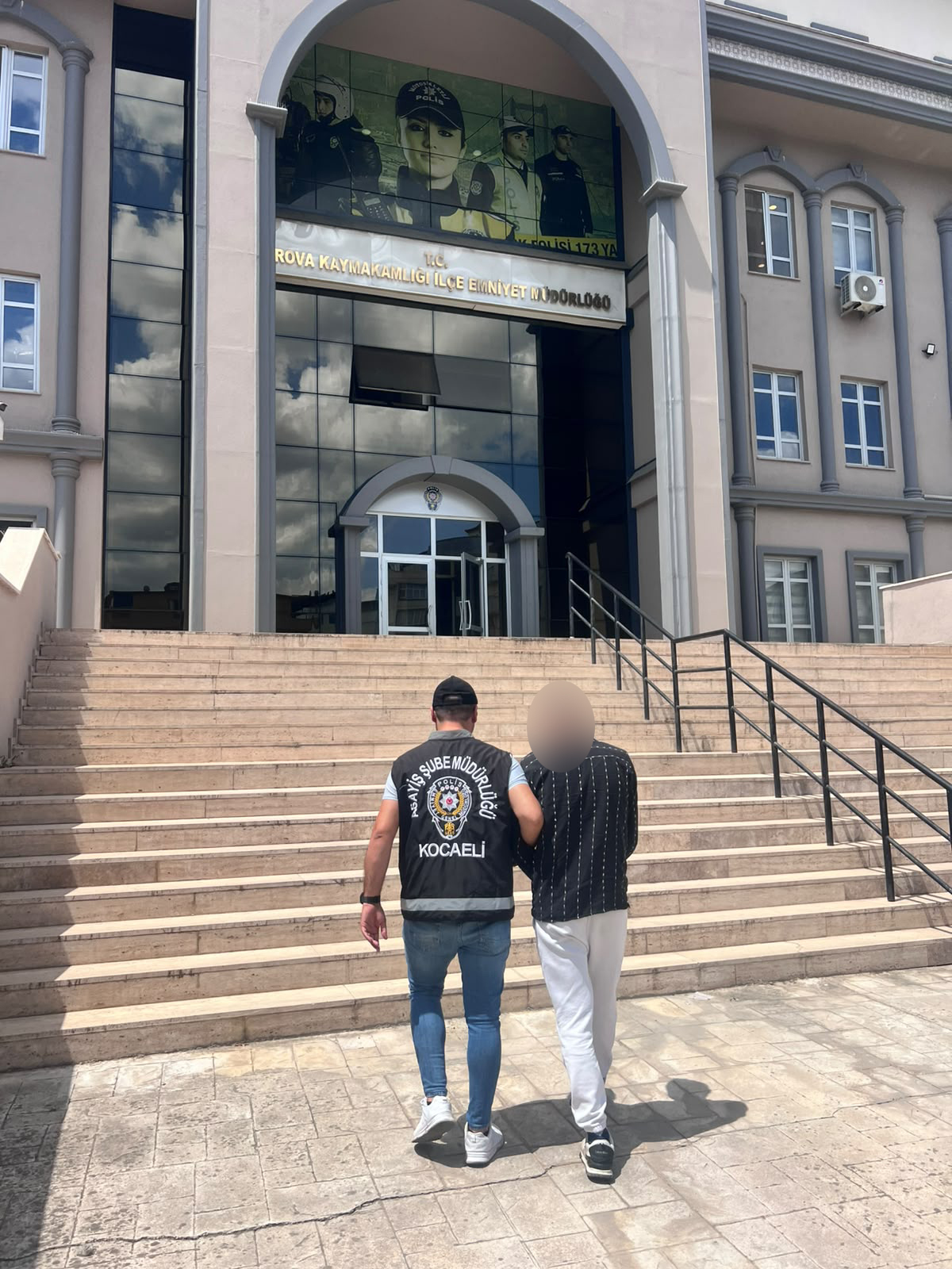 4 Yıl hapis cezası bulunan A.A. (37) isimli şahıs, düzenlenen operasyon ile...
