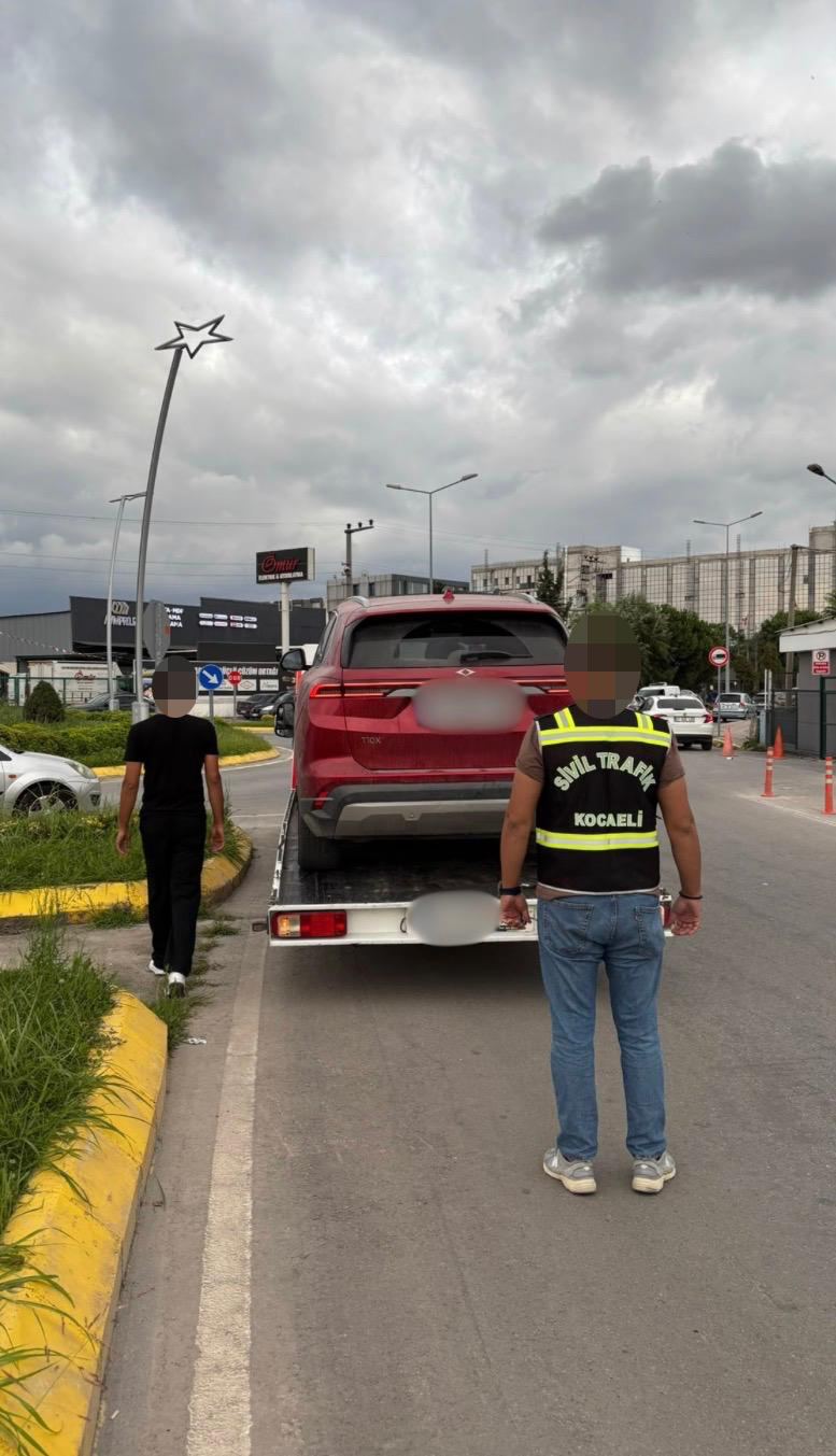 İzmit'te Tehlikeli Sürüşe Ceza: 90.000₺ ve 60 Gün Süreyle Sürücü Belgesi İptali
