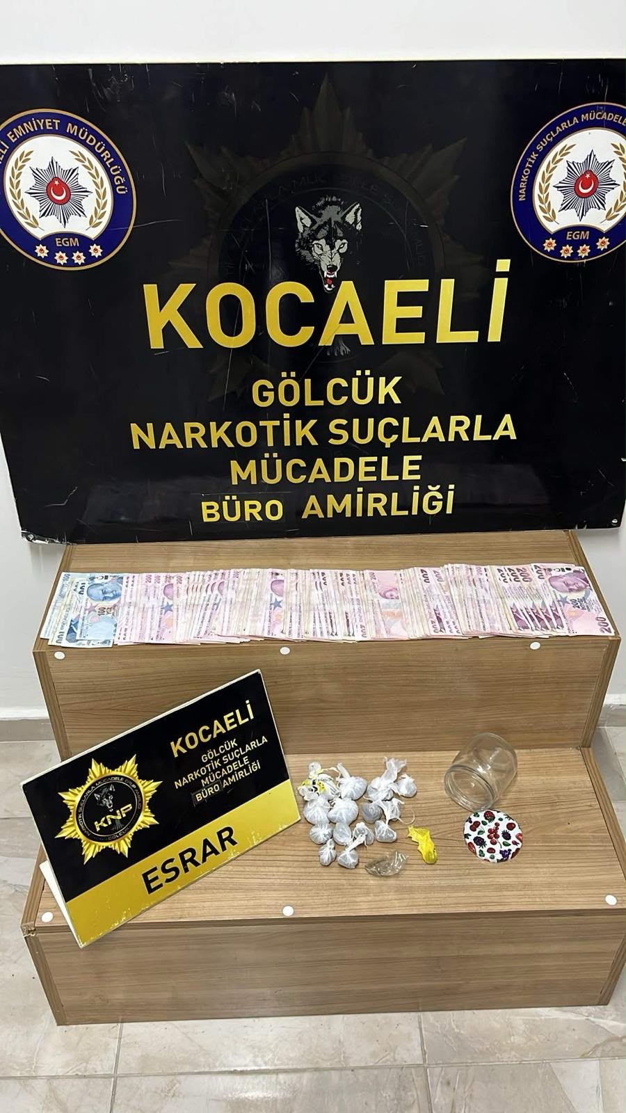 Kocaeli'de Narkotik Operasyonu: 5 Şüpheli Yakalandı, Uyuşturucu ve Para Ele Geçirildi