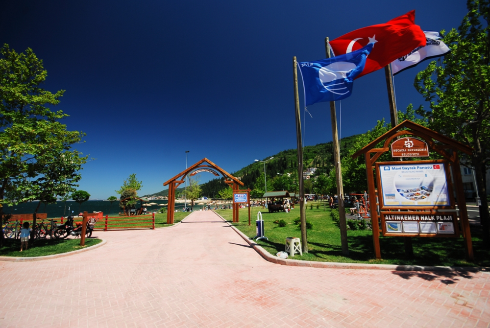 Mavi̇ Bayrakli Altin Kemer Plaji