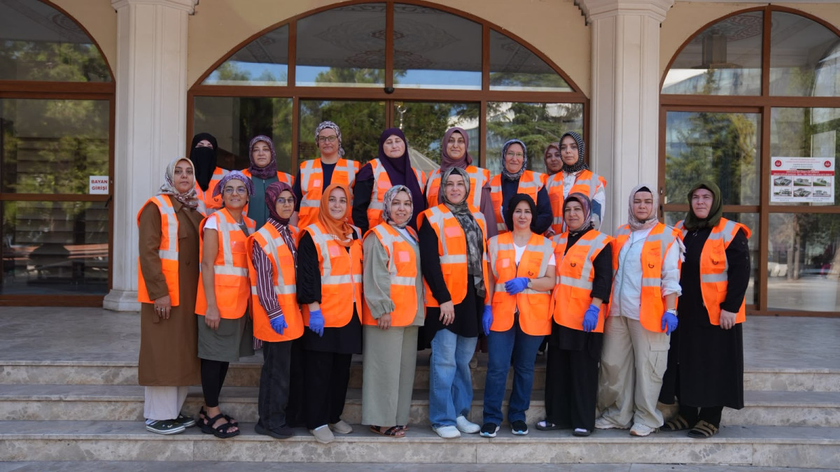 Gebze'de Anne Şehir Gönüllüleri Temizlik Çalışmasıyla İyiliği Yaygınlaştırdı