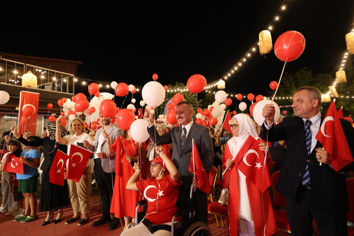İzmit'te 30 Ağustos Zafer Bayramı Coşkusu: Başkan Büyükakın'dan Annelere Övgü