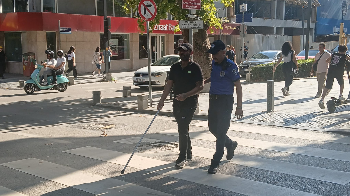 İzmit'te Görme Engelli Vatandaşa Zabıta Ekiplerinden Destek