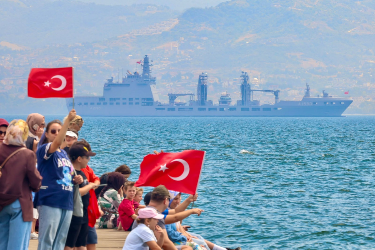 İzmit Körfezi'nde Türk Deniz Kuvvetleri'nin Mavi Vatan Geçişi Coşkuyla Karşılandı