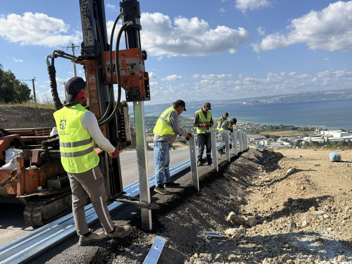 Kocaeli'de Yol Güvenliği İçin 8 Bin 250 Metre Otokorkuluk İmalatı Gerçekleştirildi