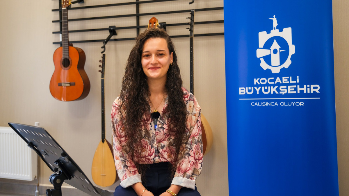 Kocaeli Halkevi Gençlik Merkezi'nde Şevval Öz'ün Müzik Başarısı