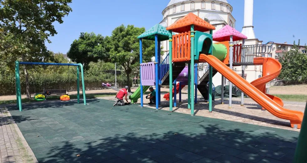 Derince Belediyesi Park ve Yeşil Alan Yenileme Çalışmalarını Sürdürüyor