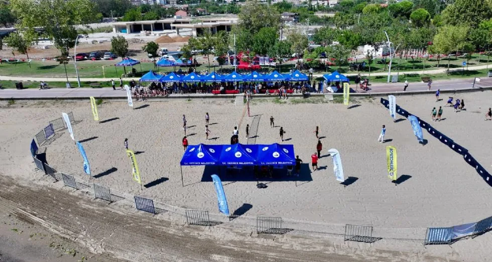 Derince'de Plaj Voleybolu Turnuvası Başladı