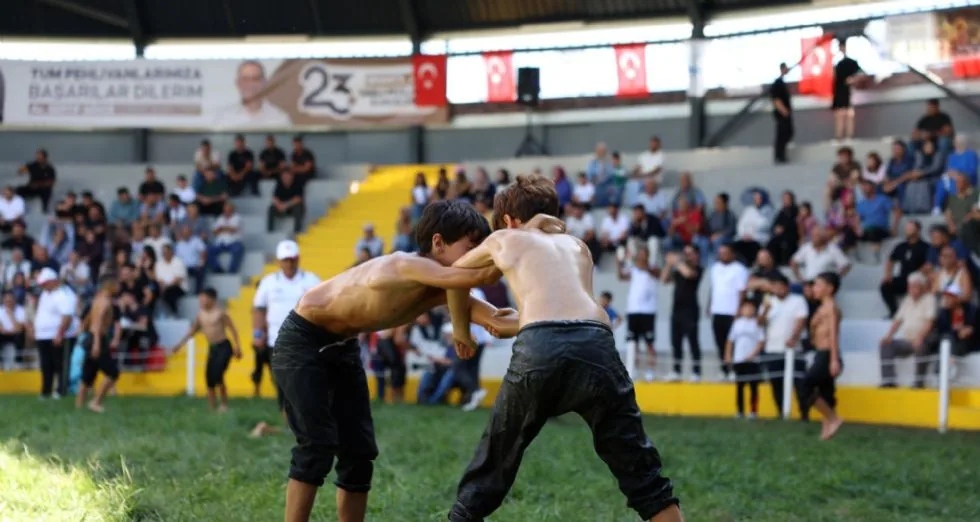 Derince'de 23. Taşköprü Hasat Sonu Festivali İshakçılar Yağlı Pehlivan Güreşleri Başladı