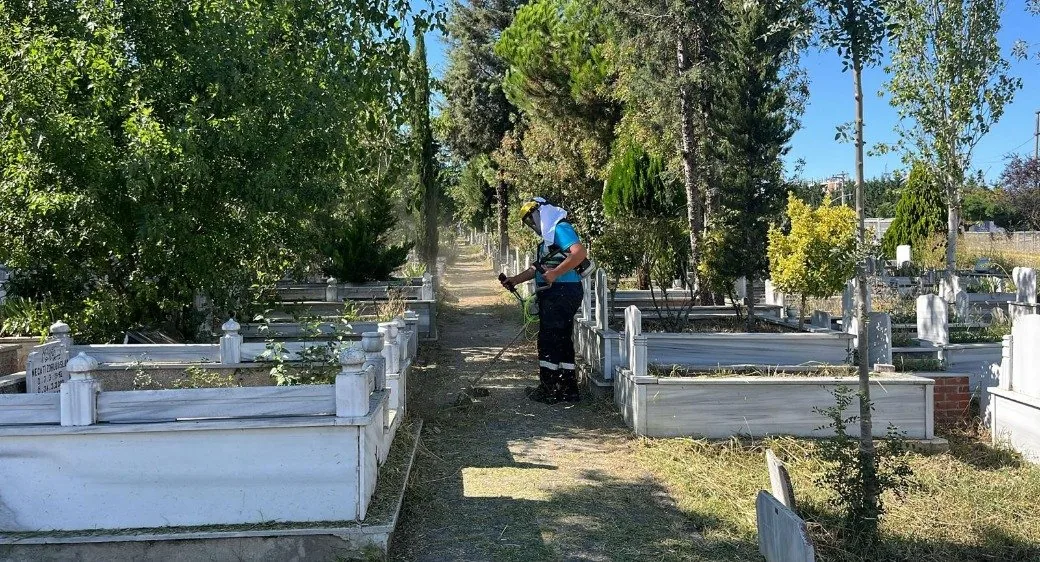 Gebze Belediyesi Mezarlıklarda Bakım Çalışmalarını Sürdürüyor