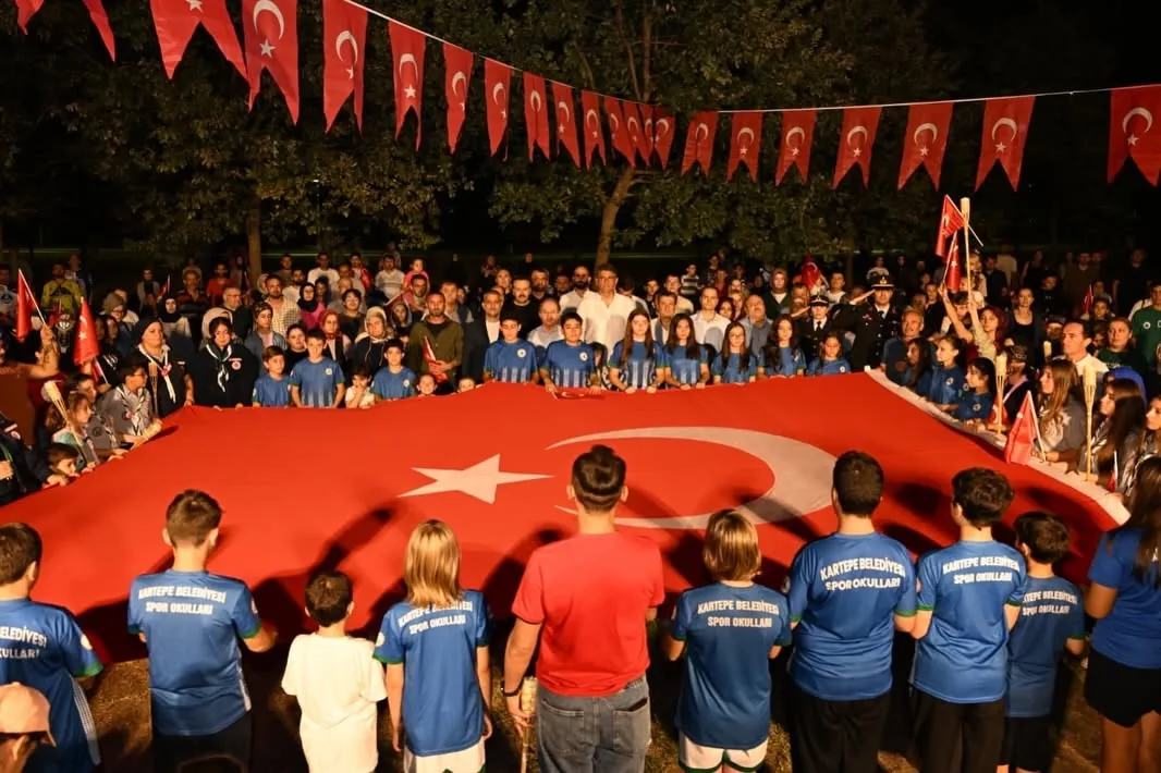 Kartepe'de 30 Ağustos Zafer Bayramı Fener Alayı ile Kutlandı