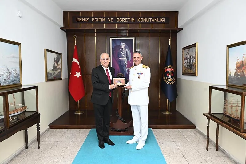Kocaeli Üniversitesi Rektörü Prof. Dr. Nuh Zafer Cantürk, Garnizon Komutanı Tümamiral Yücel Darcan'ı Ziyaret Etti