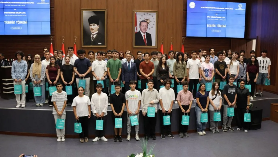 Kocaeli'de LGS ve YKS Dereceye Giren Öğrencilere Tebrik Töreni Düzenlendi